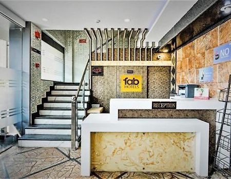 Hotel Metro ラクナウ エクステリア 写真